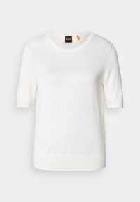 Pull en maille blanc à manches courtes avec col rond, poignets et ourlet côtelés, et une petite étiquette noire portant la mention "BOSS" à l'intérieur du col.