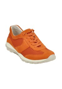 Oranje suede en mesh veterschoen met lichtgrijze rubberen zool; heeft textuurpanelen en een afgerond te ontwerp.