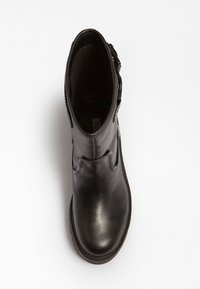 Bottines en cuir noir avec un bout arrondi, texture lisse et accents latéraux. Présentent un talon carré bas et des détails cousus le long de la tige.