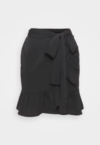 Jupe portefeuille noire en tissu doux, avec un ourlet à volants, une ceinture nouée et des accents plissés sur un côté pour plus de texture et de détails.