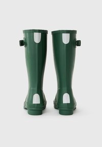 Grønne gummistøvler til regn med teksturert overflate, med sølvreflekterende detaljer og justerbare sidebelter.