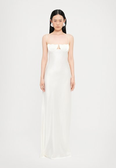 Robe en satin blanc avec une silhouette ajustée, ornée de détails en forme de vagues au niveau du buste et de bretelles réglables. Tissu doux et fluide.