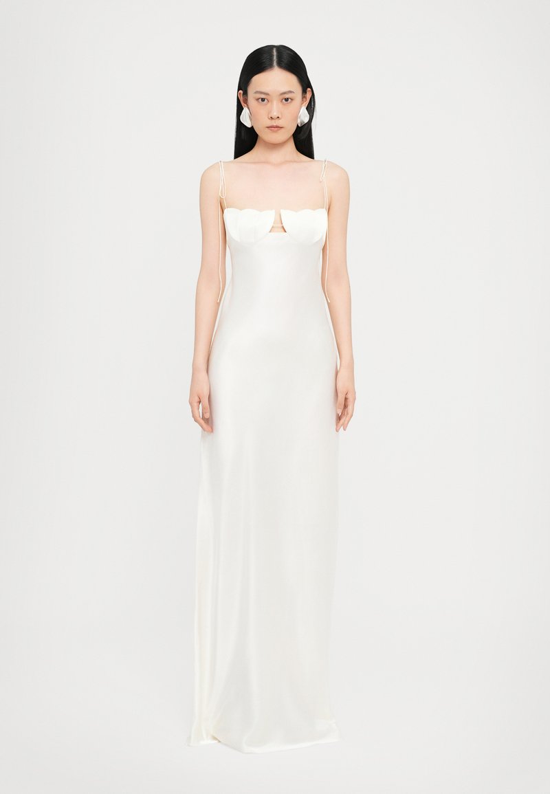 Rochie din satin alb cu o siluetă ajustată, având detalii ondulate la bust și bretele ajustabile. Material neted, fluid.