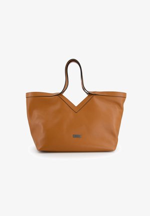 Tote-Bag aus braunem Leder mit strukturiertem Finish, mit einem V-förmigen Ausschnitt an der Oberseite und schwarzem Besatz, versehen mit einem kleinen rechteckigen Logo.