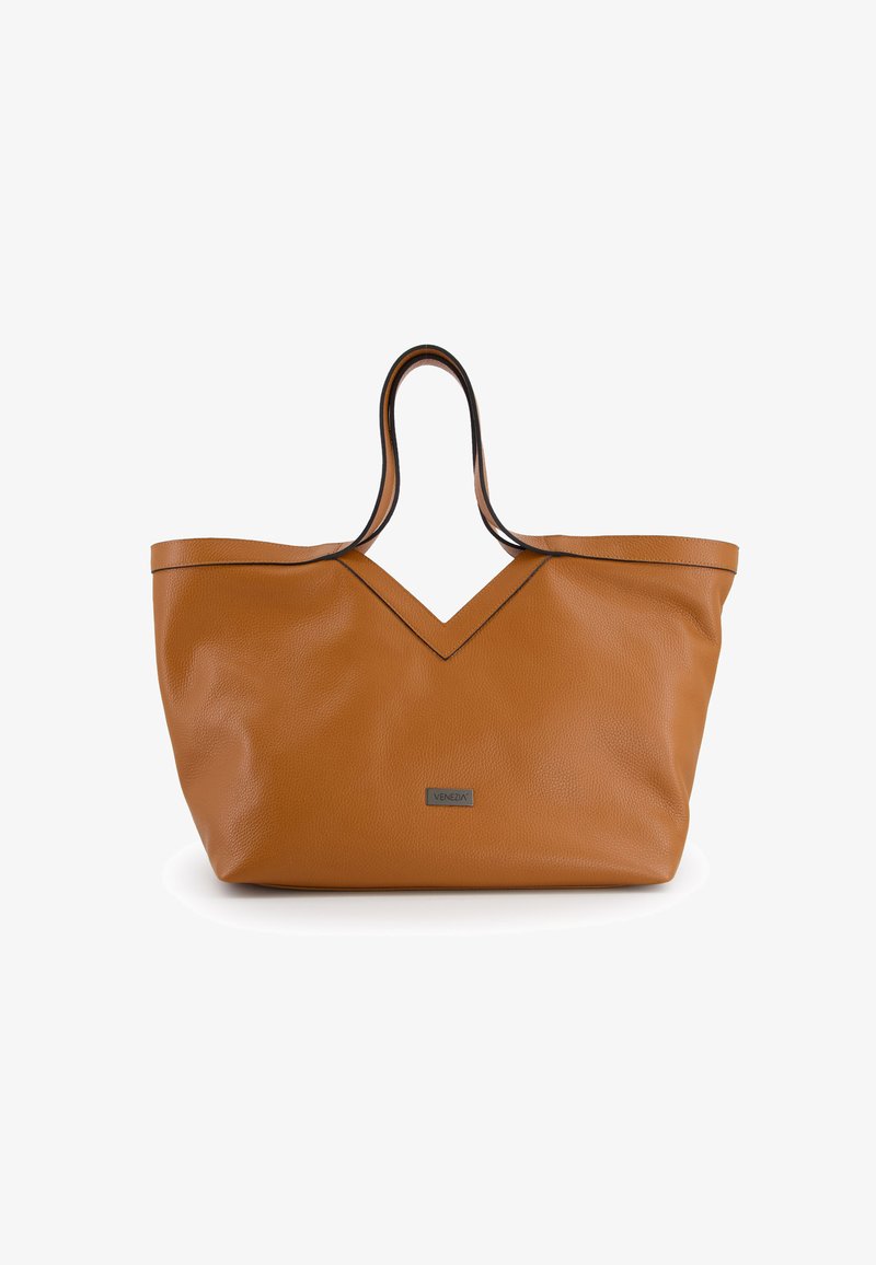 Sac en cuir tan avec une finition texturée, présentant une découpe en V en haut et des bordures noires, avec un petit logo rectangulaire.