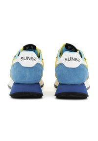 Sneakers con un mix di camoscio giallo, accenti blu e un tallone bianco con il logo "SUN68"; suole in gomma blu a contrasto.