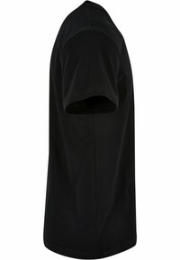 Černé tričko s krátkým rukávem vyrobené z bavlny, s kulatým výstřihem a rovnými lemy, zobrazené z boku s hladkou texturou.