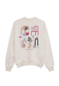 Sweatshirt crème avec art abstrait représentant des plantes, des vases, une chaise et des formes géométriques dans des tons roses, verts, bleus et beiges atténués.