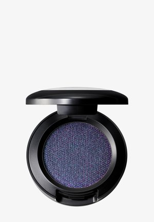 Zwarte compact met een afgeronde deksel, die een fijnere textuur heeft, diep paarse oogschaduw met subtiele blauwe accenten bevat.