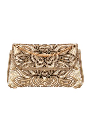 Aranyszínű táska, fehér gyöngyökkel és fekete virágmintákkal díszítve, arany láncos fogantyúval a fedeleken.