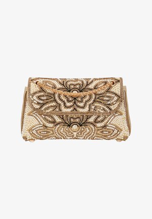 Aranyszínű táska, fehér gyöngyökkel és fekete virágmintákkal díszítve, arany láncos fogantyúval a fedeleken.