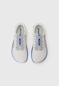 Baskets de course légères en maille grise avec des accents bleus. Présentent une forme épurée, des lacets plats et une semelle en caoutchouc pour une meilleure adhérence.