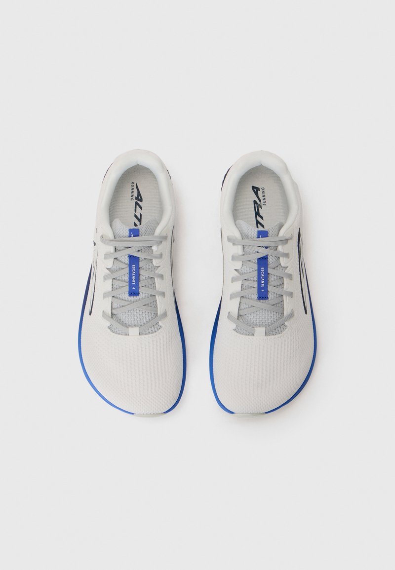 Zapatillas de running ligeras en malla gris con acentos azules. Presentan una forma aerodinámica, cordones planos y suela de goma para tracción.