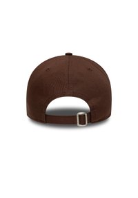 Καφέ βαμβακερό καπέλο μπέιζμπολ με κυρτή γείσο, ρυθμιζόμενο λουράκι στο πίσω μέρος και τρύπες αερισμού. Ομαλή υφή με μονόχρωμο χρώμα.