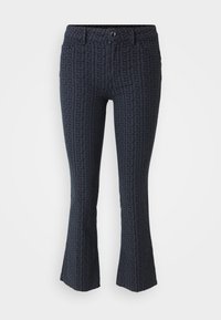 Navyblauwe klokvormige jeans met een reliëf geometrisch patroon. Voorzien van een knoopsluiting, vijf zakken en een gestructureerde stof.