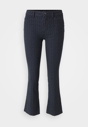 Navyblaue Schlagjeans mit einem geprägten geometrischen Muster. Mit Knopfverschluss, fünf Taschen und strukturiertem Stoff.