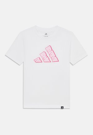 T-shirt branca de algodão com um logótipo da Adidas contornado a rosa na parte da frente, mangas curtas e uma pequena etiqueta de logótipo preta na bainha.