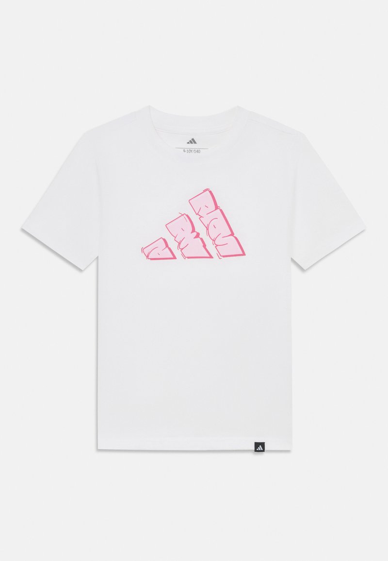 Camiseta de algodón blanca con un logo de Adidas contorneado en rosa en el frente, con mangas cortas y una pequeña etiqueta de logo negra en el dobladillo.