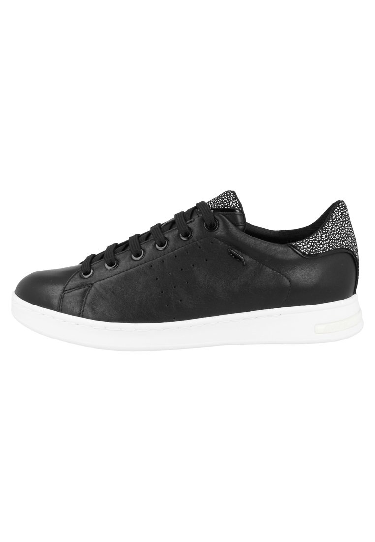 Sneakers in pelle nera con suola bianca, punta rotonda, sei occhielli e un accento in tessuto texture sul tallone. Dettagli perforati sul lato.