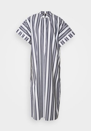 Vestido riscado com listras verticais alternadas em azul marinho e branco. Mangas curtas, gola alta e botão frontal.