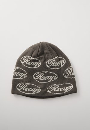 Gorro de malha castanho com logótipos ovais repetidos em branco. O material é macio e ajusta-se confortavelmente, ideal para clima frio.