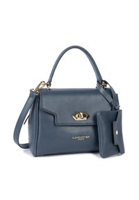 Borsa a mano in pelle blu con manico superiore, tracolla staccabile, chiusura in tono oro e una piccola pochette coordinata attaccata di lato.