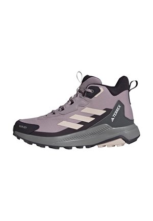 Scarponi da trekking di colore viola chiaro con accenti neri. Realizzati in materiale sintetico testurizzato, presentano una suola robusta e tre strisce bianche.
