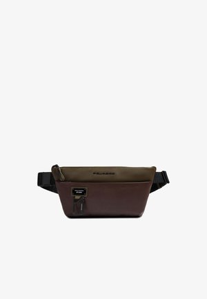 Bruine en olijfgroene heuptas van glad leer, voorzien van een ritssluiting, verstelbare band en een klein logo plaatje.