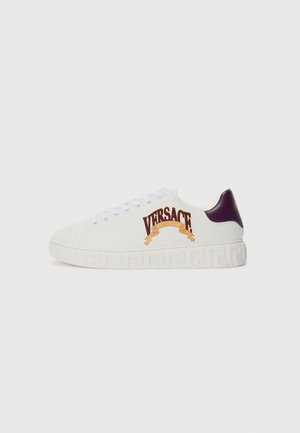 Baskets blanches Versace avec un dos violet, arborant un logo doré et un motif grec décoratif sur la semelle. Matériau lisse, bout rond.