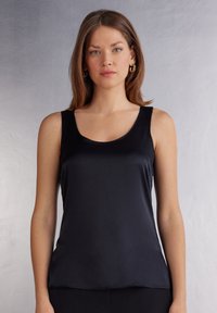 Zwarte mouwloze tanktop van een gladde stof met een ronde halslinie en een rechte zoom. Heeft een minimalistisch ontwerp, zonder patronen of accenten.