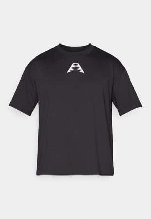 Musta lyhythihainen t-paita kevyestä kankaasta, jossa on valkoinen kolmio-logo edessä, klassinen pyöreä kaula-aukko ja rento leikkaus.