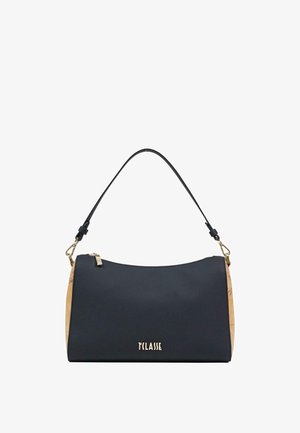 Bolso negro con laterales beige, cremallera y cierres dorados, una sola correa y el logotipo "T CLASSE" centrado en la parte inferior frontal.