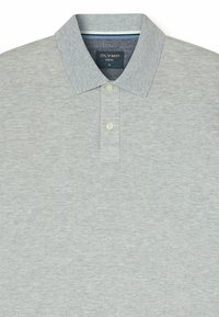 Hellgraues Poloshirt mit klassischem Kragen, Knopfleiste mit drei Knöpfen und gerippten Details. Weicher Griff, schlichtes Design und lässiger Stil.