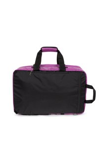 Czarna torba sportowa z fioletowymi akcentami, w kształcie prostokąta, z dwoma uchwytami na górze oraz zamykaną na zamek kieszenią boczną. Wykonana z trwałego materiału.
