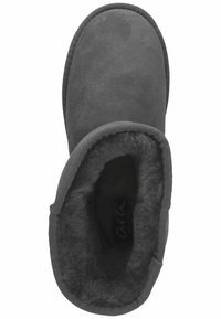 Grijze suede enkelboot met een zachte, pluche voering en een afgeronde vorm. Voorzien van een gestikte rand en een platte zool voor comfort.