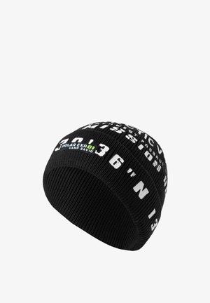 Schwarze Strickmütze mit weißen Texten und Mustern. Der Text umfasst "POLAREXP," "CAMP DAVID" und geografische Koordinaten. Geripptes Muster.