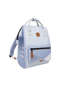 Zaino azzurro chiaro realizzato in tessuto resistente, con una tasca frontale con zip, motivi geometrici sottili e dettagli in pelle beige.