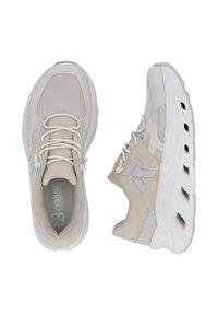 Baskets de sport beige avec des panneaux en maille, lacets blancs et un design texturé. Elles possèdent une semelle en caoutchouc moulé avec des trous de ventilation.