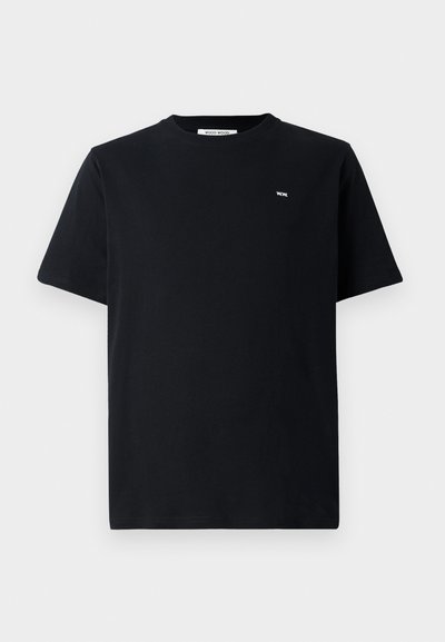 Μαύρη βαμβακερή μπλούζα με στρογγυλή λαιμόκοψη, κοντά μανίκια και μικρό λευκό λογότυπο στο στήθος. Κανονική εφαρμογή με λεία υφή.