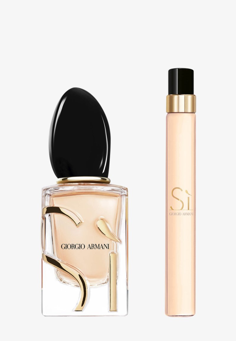 Le coffret de parfum Giorgio Armani Si comprend une bouteille en verre transparent avec un capuchon noir, des accents dorés, et un vaporisateur de voyage assorti dans un tube transparent.