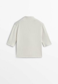Hellgraues, geripptes Oberteil mit kurzen Ärmeln und einfachem Kragen. Strukturierter Stoff und klare Linien. Keine zusätzlichen Muster oder Verzierungen.