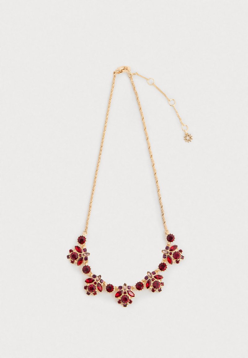 Collana in oro con cinque gruppi di gemme rosse e viola disposte in motivi floreali e una chiusura regolabile.