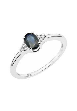 Anello d'argento con una pietra preziosa ovale scura incastonata in un'impostazione a quattro graffe, affiancata da piccole pietre trasparenti su ciascun lato. Banda liscia.