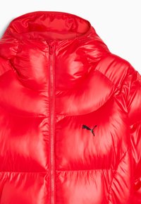 Rode gewatteerde jas met een hoge kraag, voorzien van een rits aan de voorkant en een zwart Puma-logo op de borst. Glanzende stof met een gladde textuur.