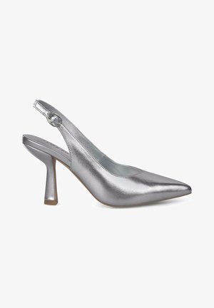 Pompe slingback en métal argenté avec un bout pointu, texture lisse et élégante, et un talon bloc de hauteur intermédiaire. Dotée d'une boucle ajustable ronde.