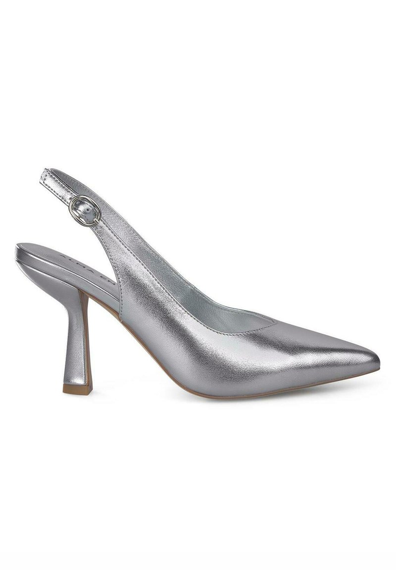 Décolleté slingback in metallo argento con punta affusolata, superficie liscia e sinuosa, e tacco a blocco di altezza intermedia. Presenta una fibbia circolare regolabile.