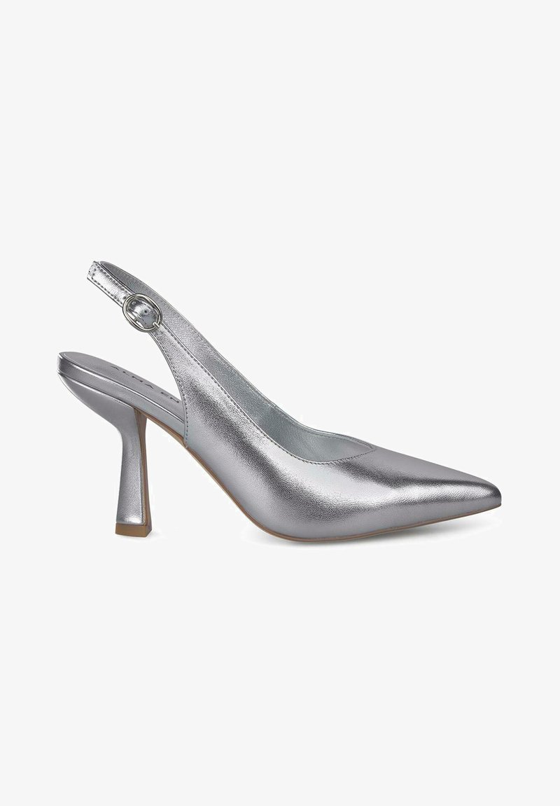 Décolleté slingback in metallo argento con punta affusolata, superficie liscia e sinuosa, e tacco a blocco di altezza intermedia. Presenta una fibbia circolare regolabile.
