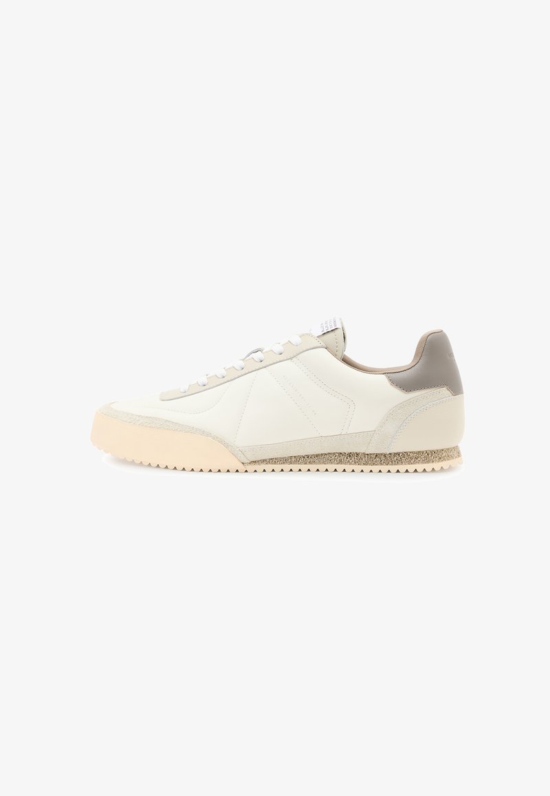 Weiße Ledersneaker mit einem sandfarbenen Wildlederakzent an der Ferse. Verfügt über eine strukturierte Gummisohle und flache weiße Schnürsenkel. Seitenpaneel-Nähdetails.