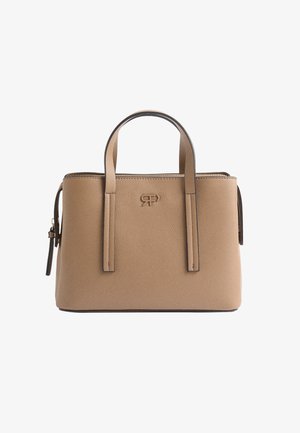 Brązowa skórzana torebka z dwoma uchwytami u góry, zamknięciem na zamek i subtelnie wytłoczonym logo z przodu. Charakteryzuje się gładką fakturą i prostokątnym kształtem.