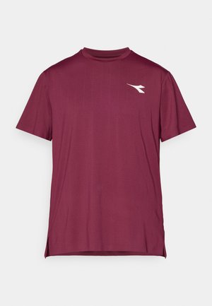 T-shirt de sport bourgogne à manches courtes avec un col rond, des fentes sur les côtés et un logo contrasté sur la poitrine. Texture lisse.